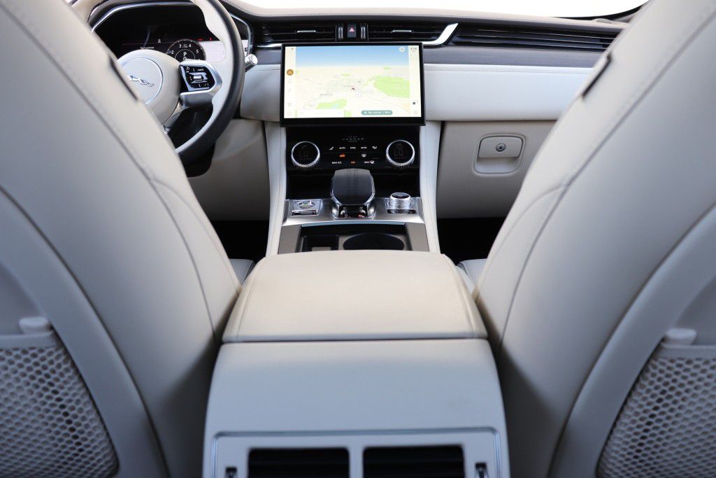 Photo 69 of this JAGUAR F-PACE S