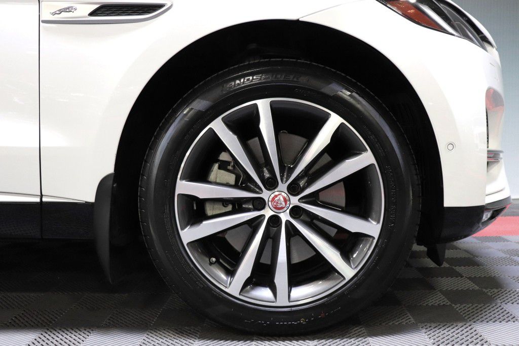 Photo 80 of this JAGUAR F-PACE S