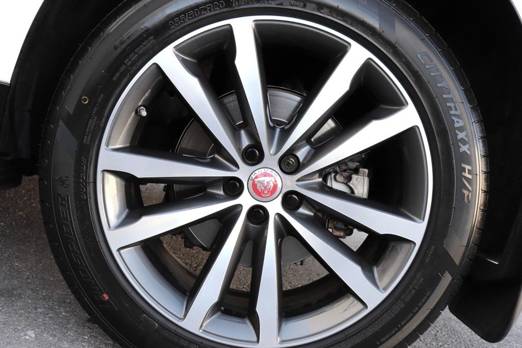 Photo 86 of this JAGUAR F-PACE S