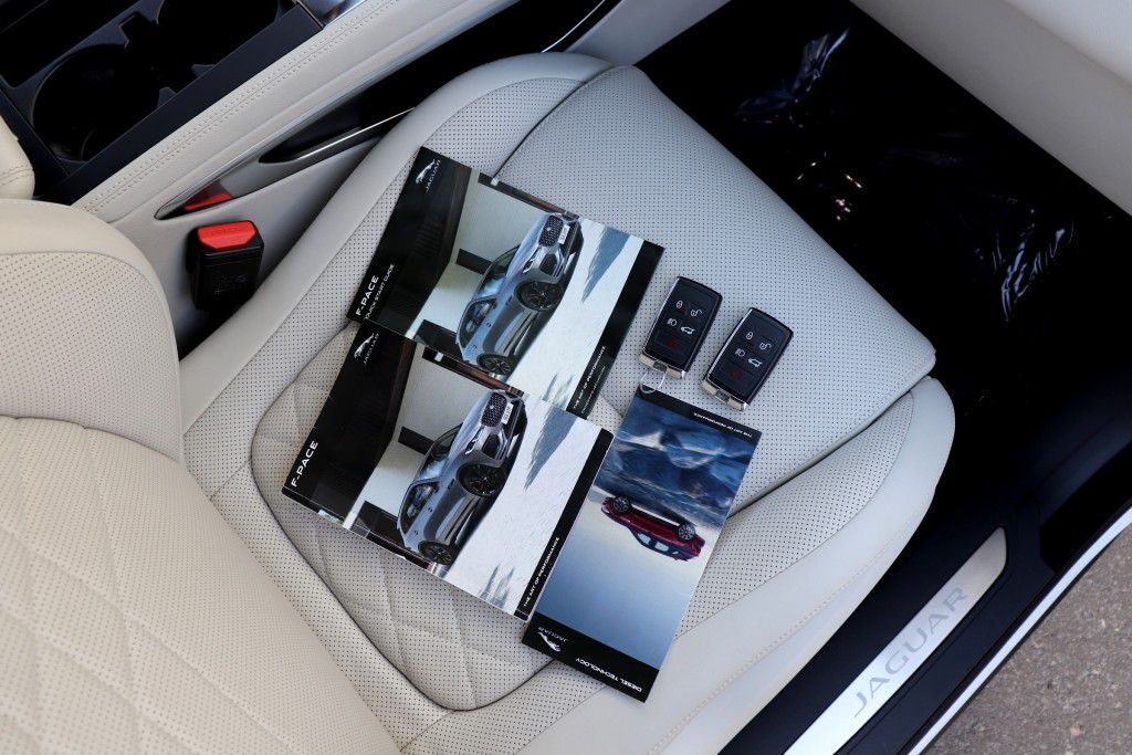 Photo 90 of this JAGUAR F-PACE S