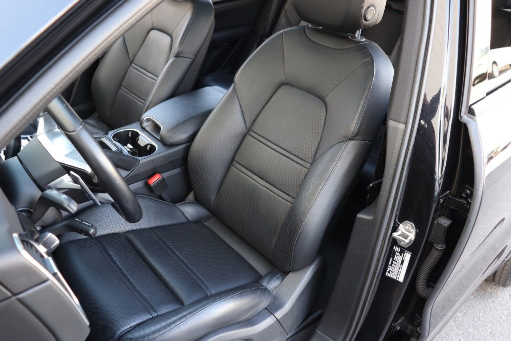 Photo 18 of this PORSCHE CAYENNE S COUPE