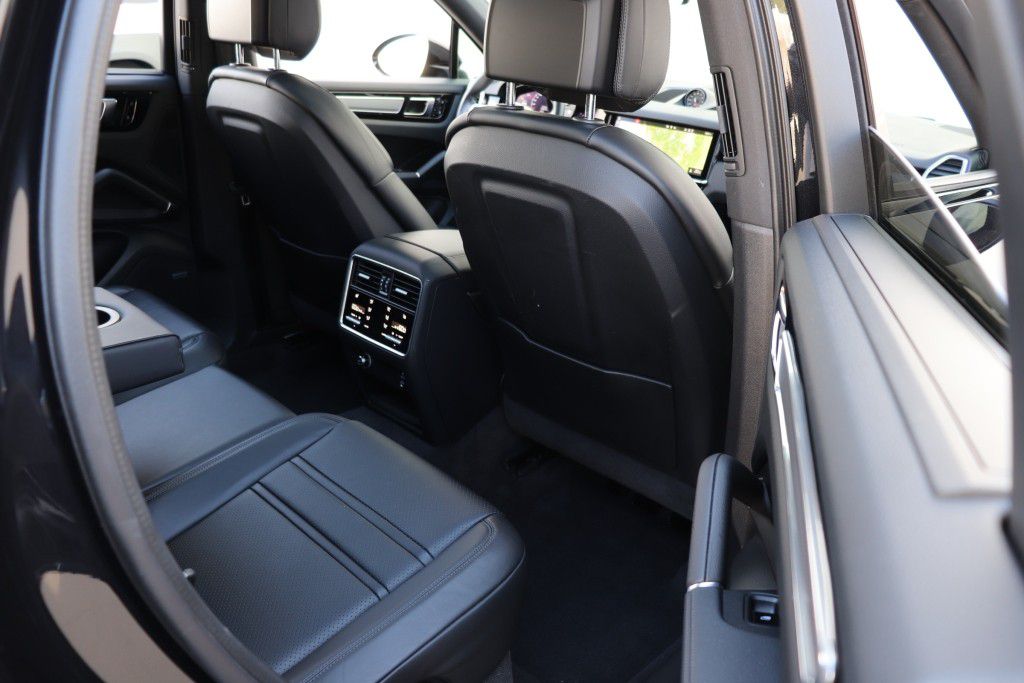 Photo 27 of this PORSCHE CAYENNE S COUPE