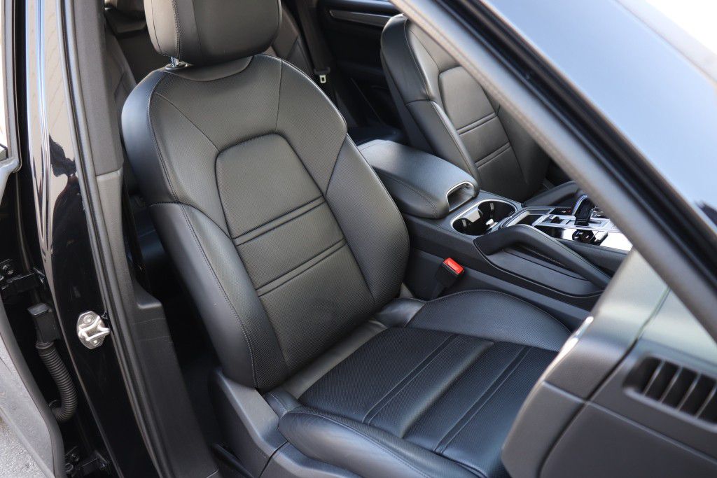 Photo 33 of this PORSCHE CAYENNE S COUPE