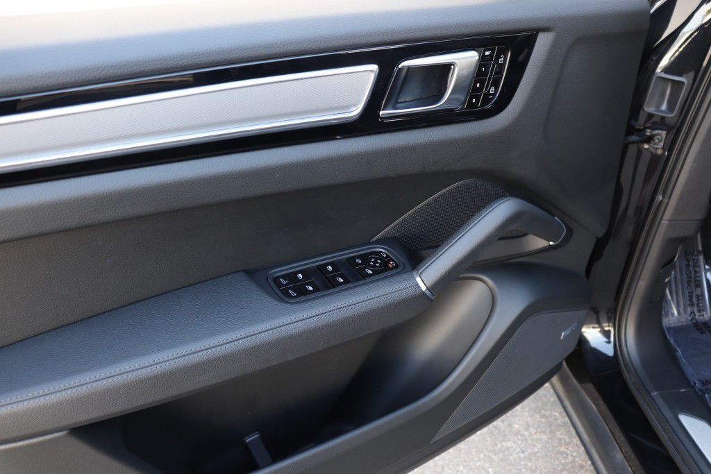 Photo 38 of this PORSCHE CAYENNE S COUPE