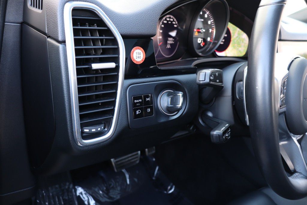Photo 39 of this PORSCHE CAYENNE S COUPE