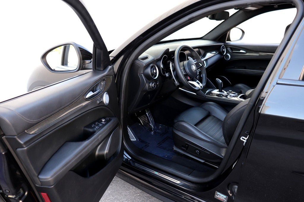 Photo 2 of this ALFA ROMEO STELVIO QUADRIF