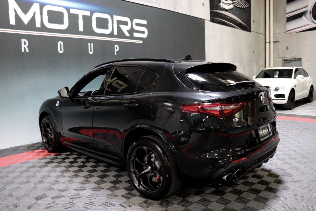 Photo 4 of this ALFA ROMEO STELVIO QUADRIF