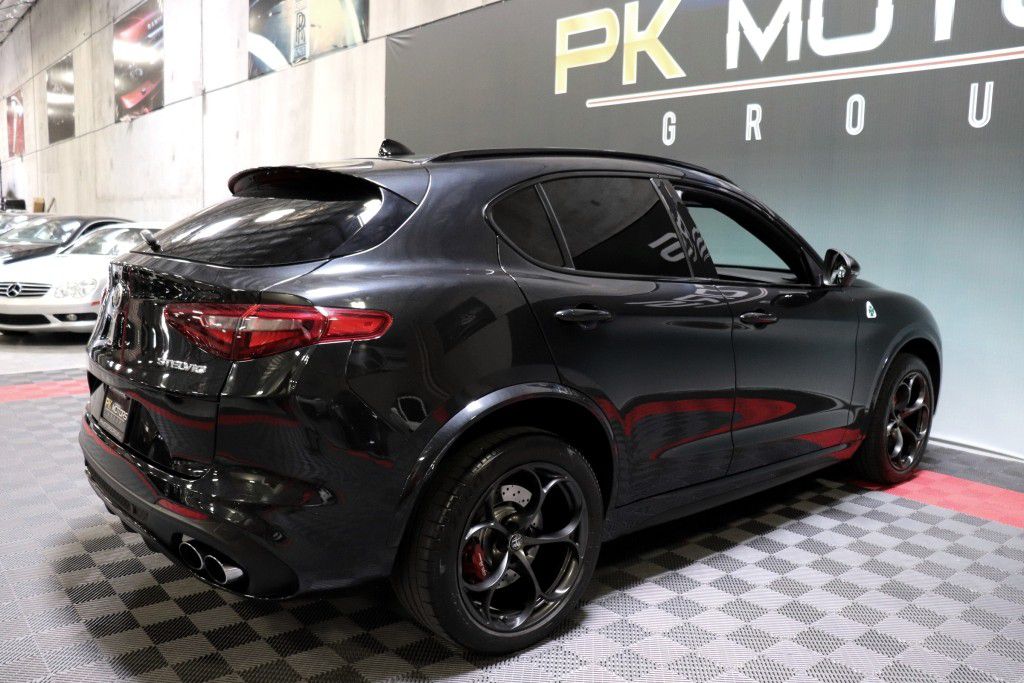 Photo 9 of this ALFA ROMEO STELVIO QUADRIF