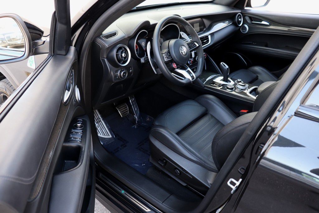 Photo 17 of this ALFA ROMEO STELVIO QUADRIF