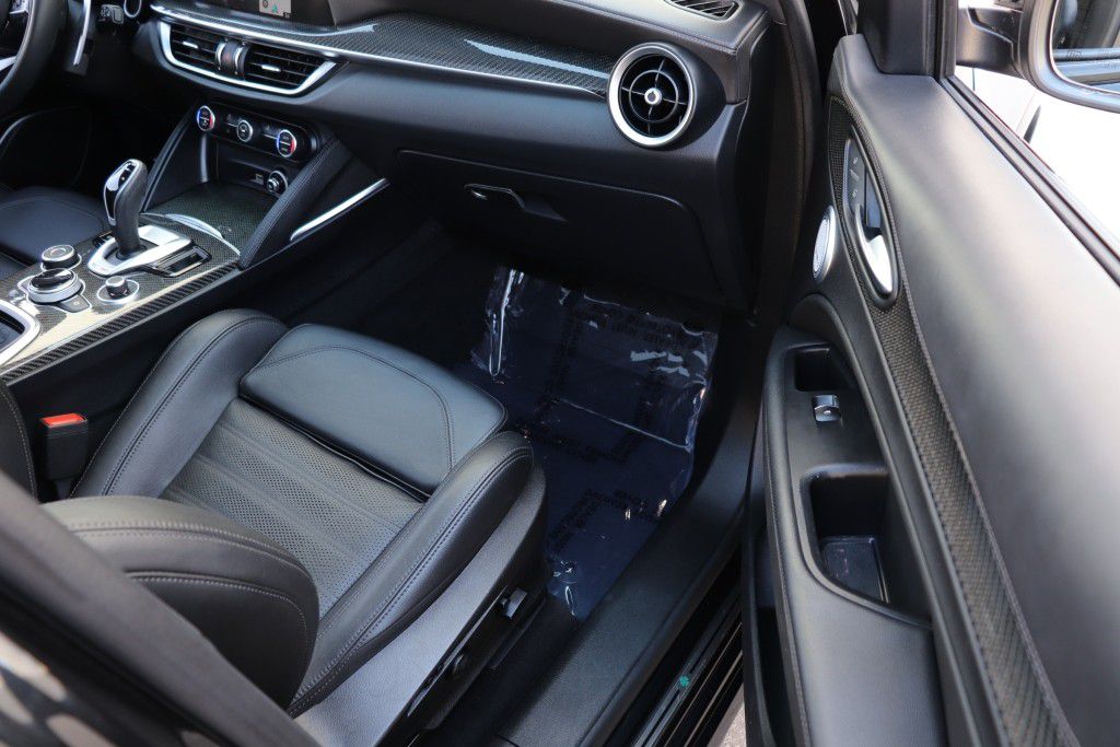 Photo 34 of this ALFA ROMEO STELVIO QUADRIF