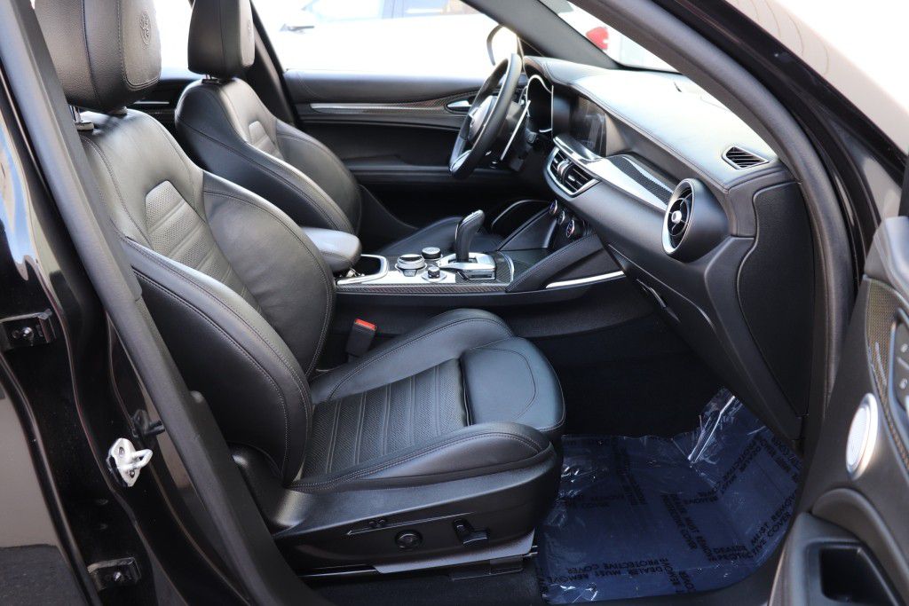 Photo 36 of this ALFA ROMEO STELVIO QUADRIF