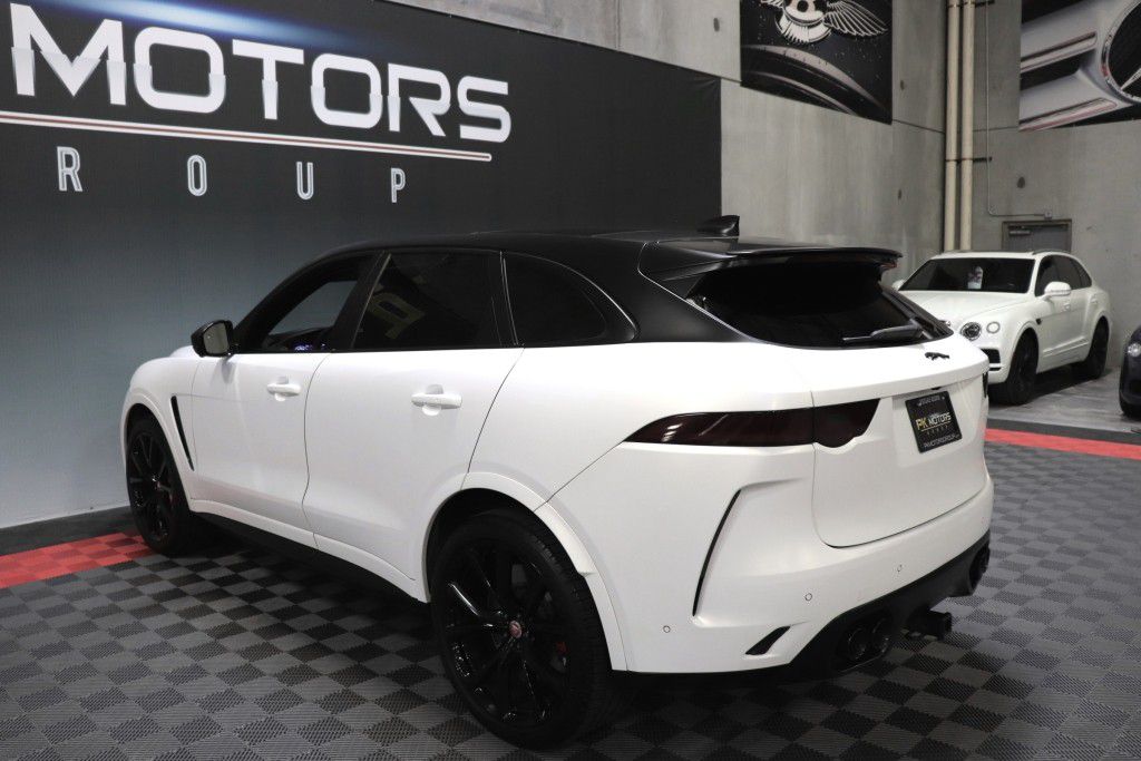 Photo 4 of this JAGUAR F-PACE SVR