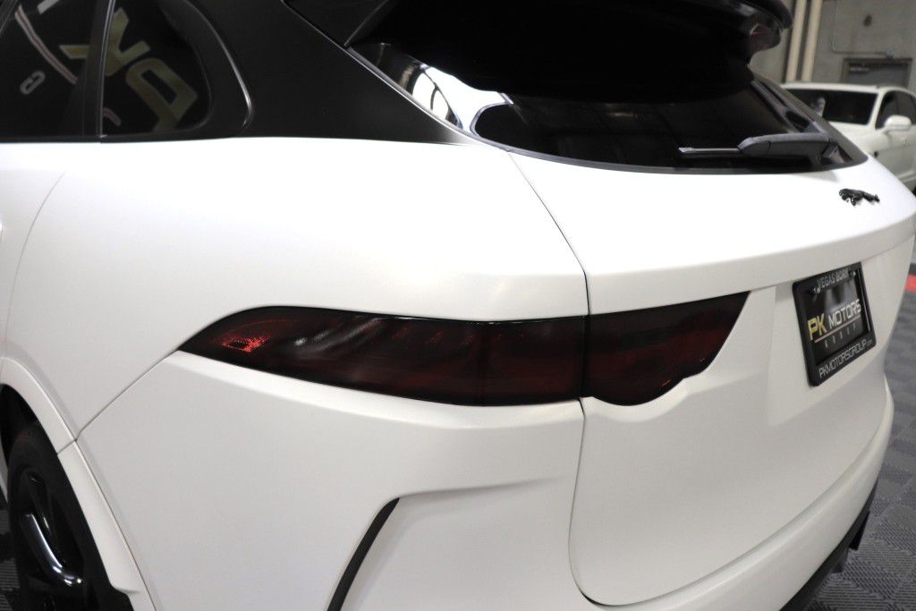 Photo 5 of this JAGUAR F-PACE SVR