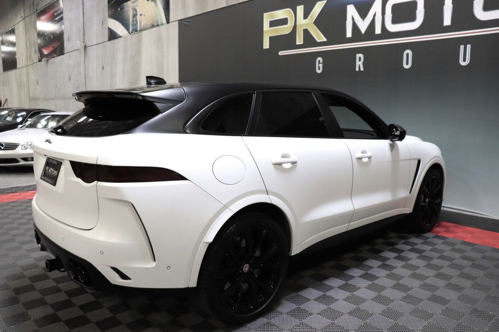 Photo 9 of this JAGUAR F-PACE SVR