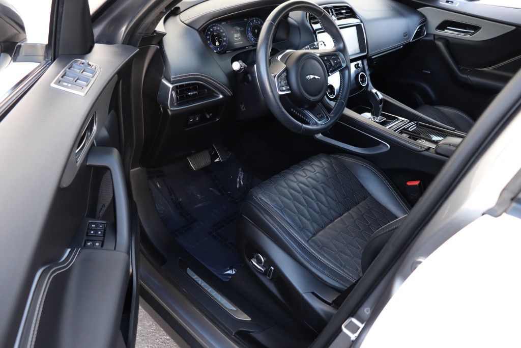 Photo 15 of this JAGUAR F-PACE SVR