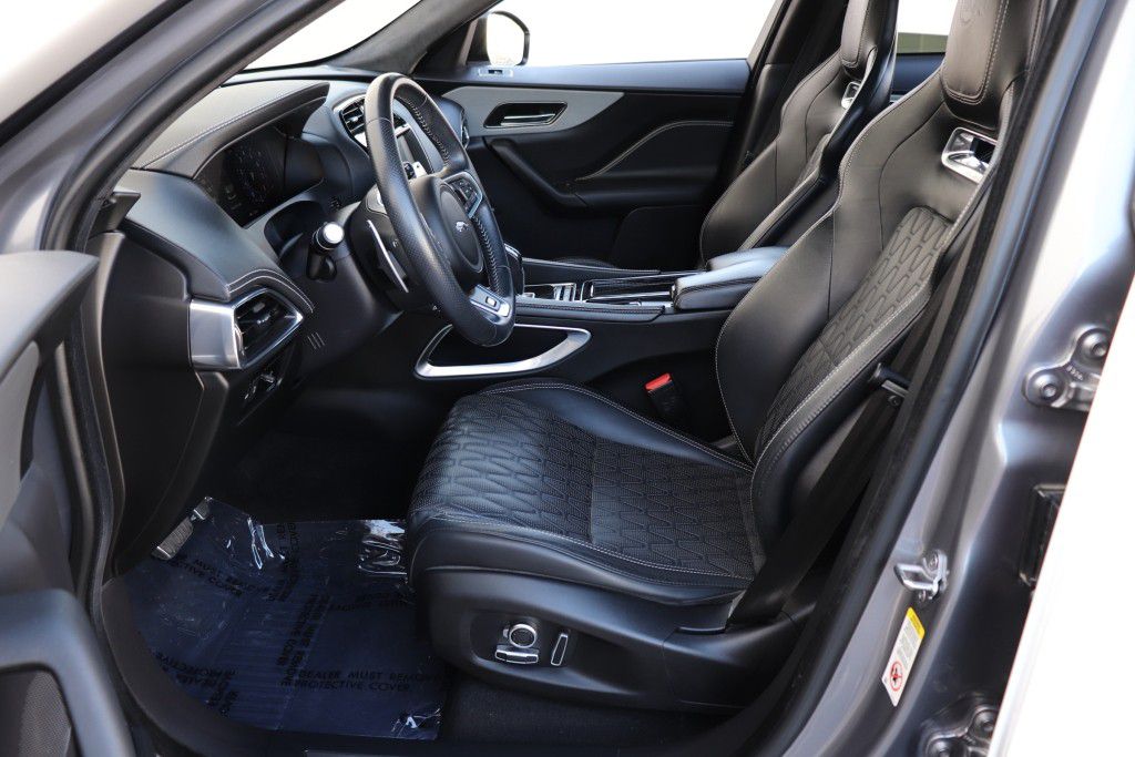 Photo 17 of this JAGUAR F-PACE SVR