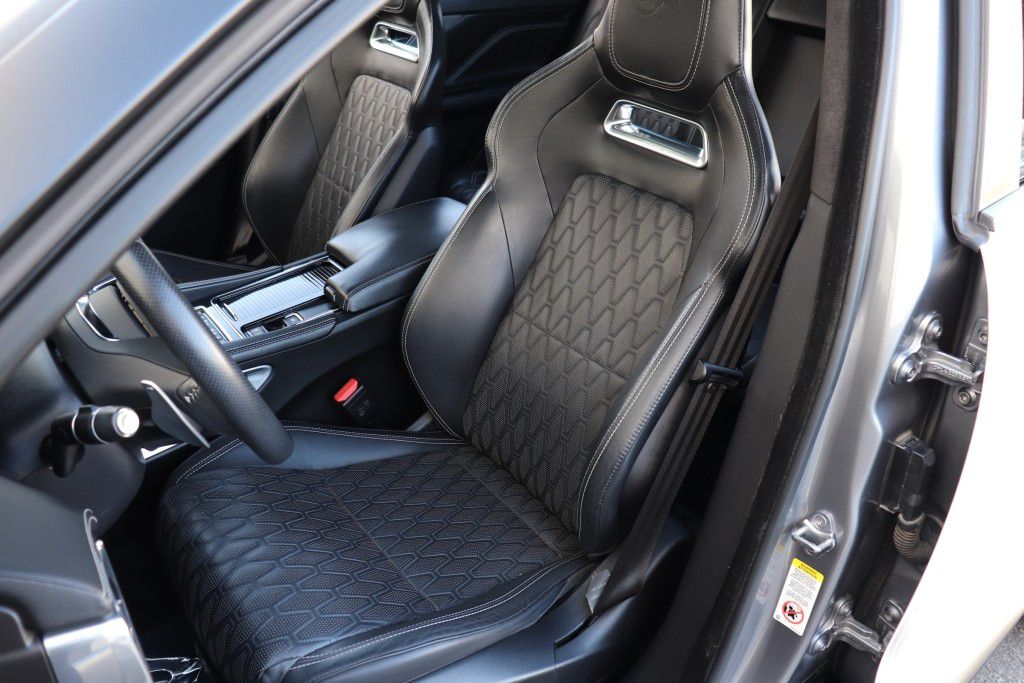 Photo 18 of this JAGUAR F-PACE SVR