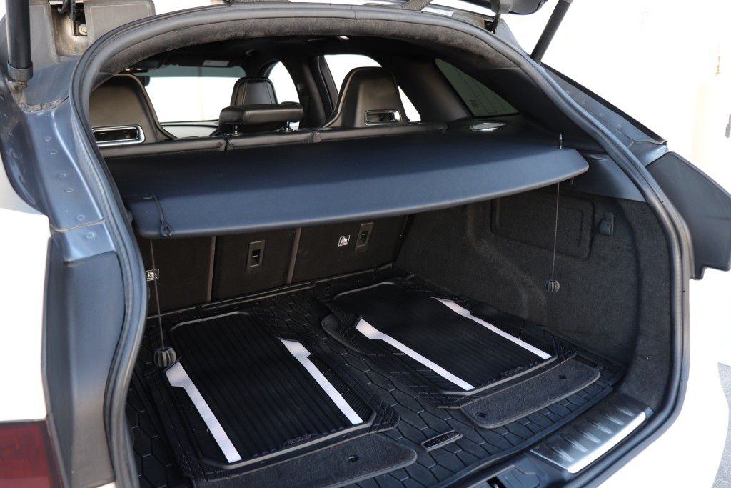Photo 23 of this JAGUAR F-PACE SVR
