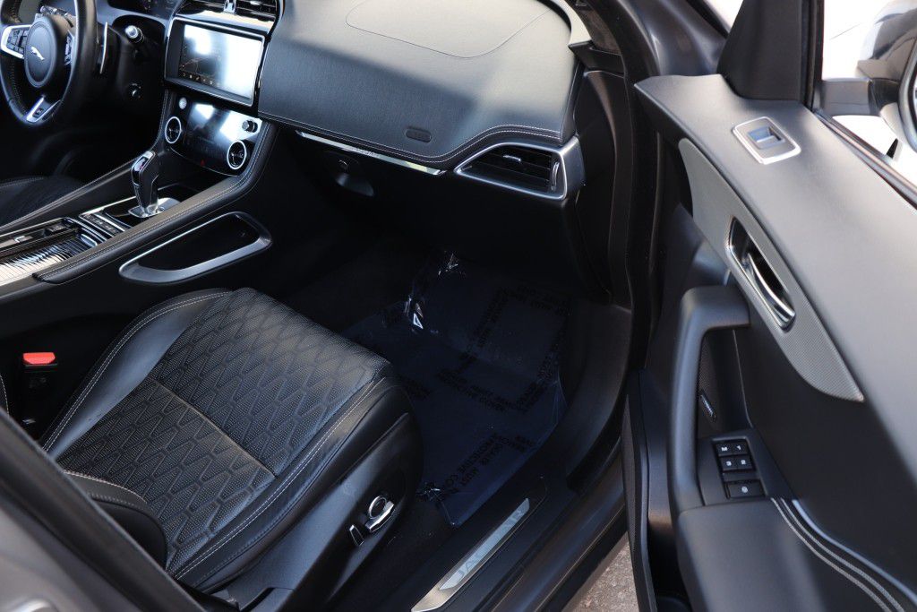 Photo 32 of this JAGUAR F-PACE SVR