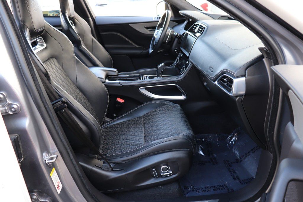 Photo 34 of this JAGUAR F-PACE SVR