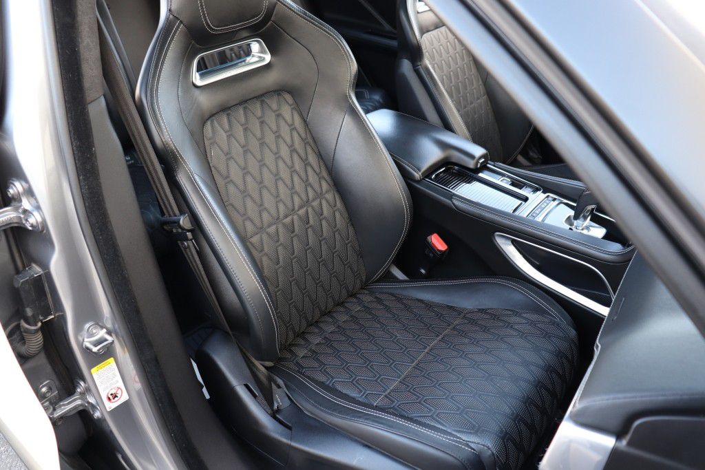 Photo 35 of this JAGUAR F-PACE SVR