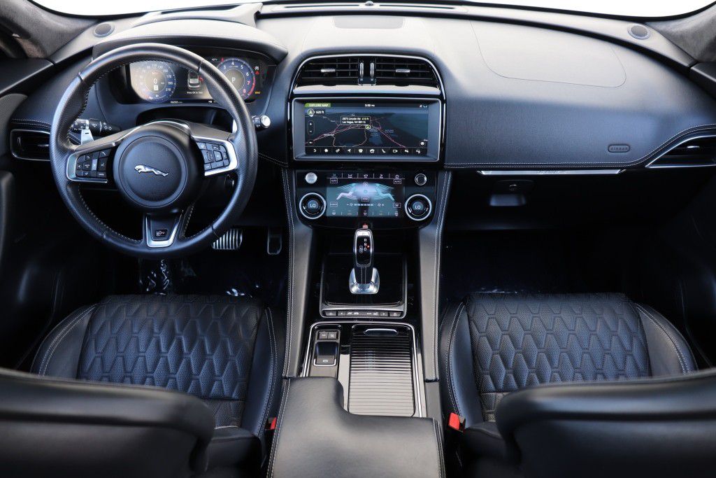Photo 46 of this JAGUAR F-PACE SVR
