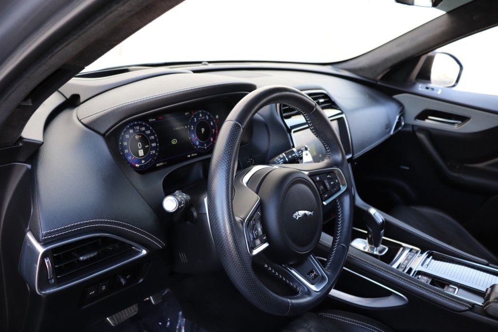 Photo 50 of this JAGUAR F-PACE SVR