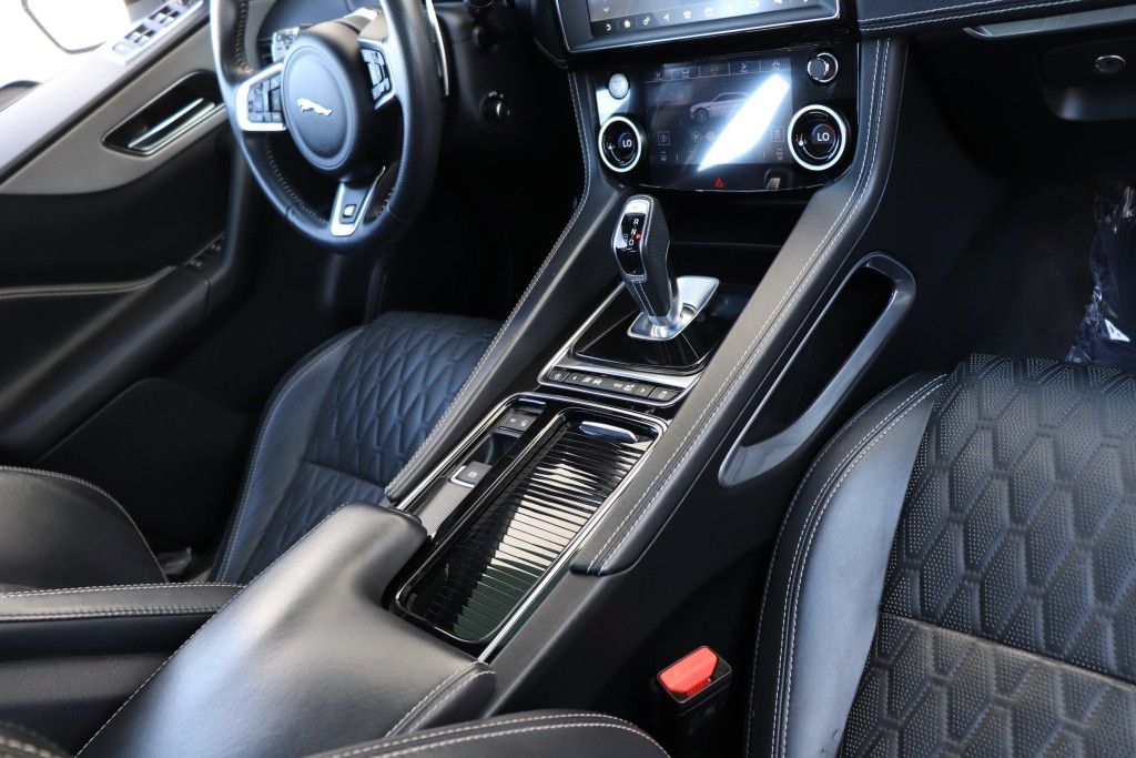 Photo 56 of this JAGUAR F-PACE SVR
