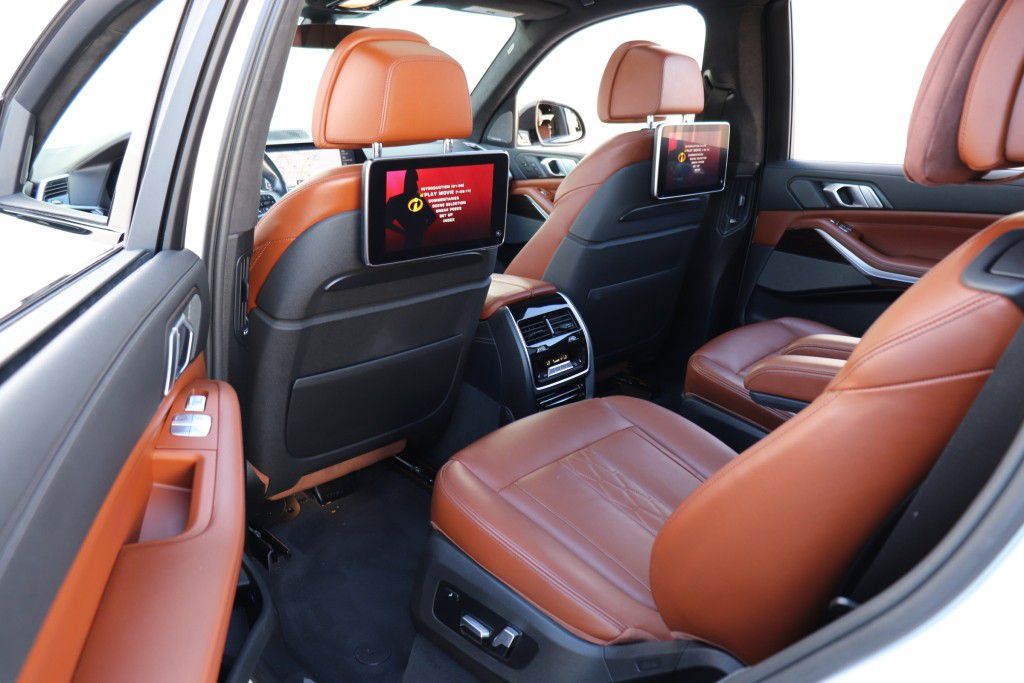 Photo 20 of this BMW X7 XDRIVE40I MS