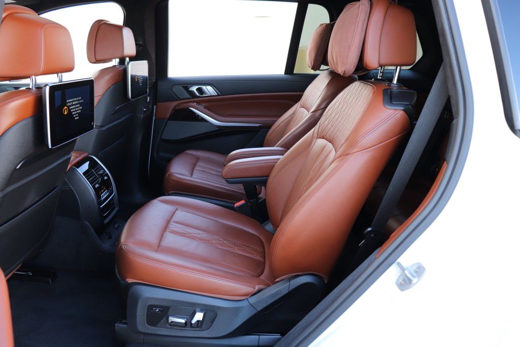 Photo 21 of this BMW X7 XDRIVE40I MS
