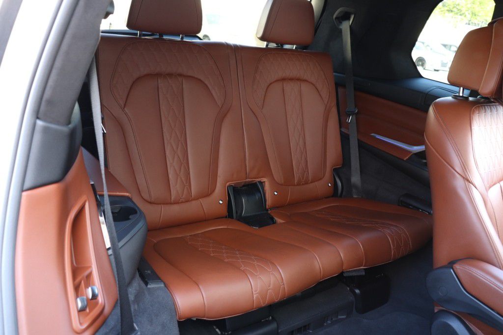 Photo 31 of this BMW X7 XDRIVE40I MS