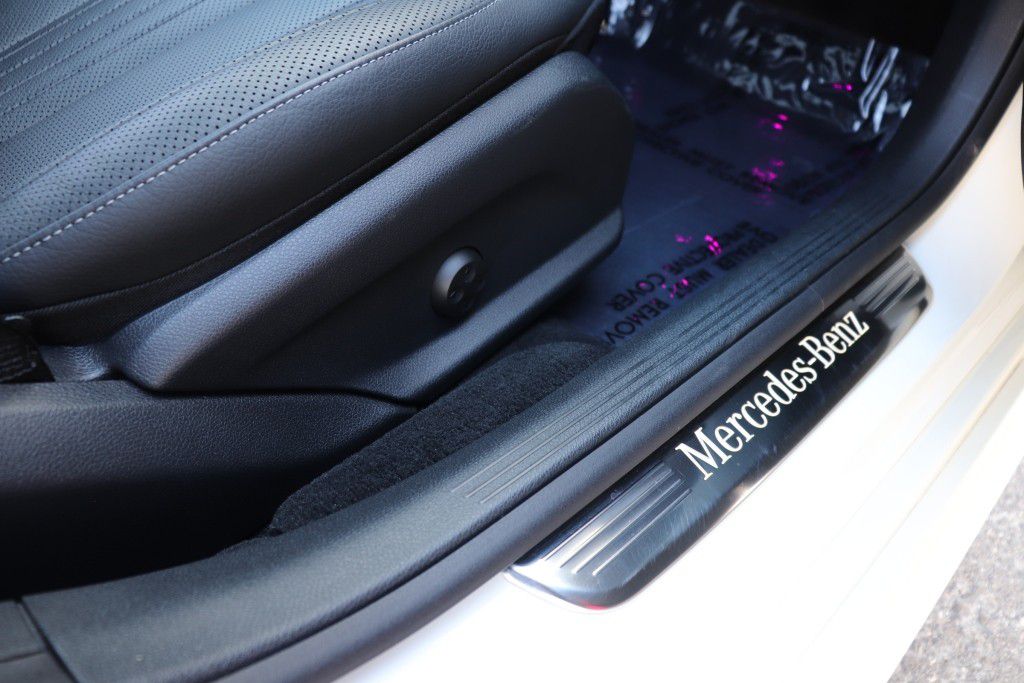 Photo 32 of this MERCEDES-BENZ CLS 450