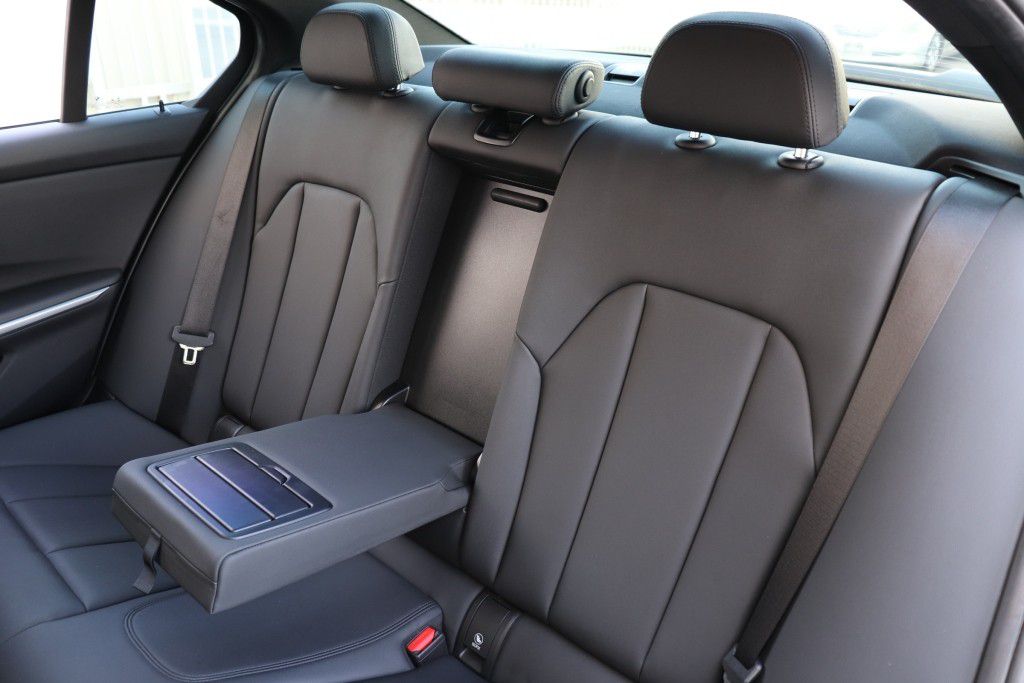Photo 21 of this BMW 330I