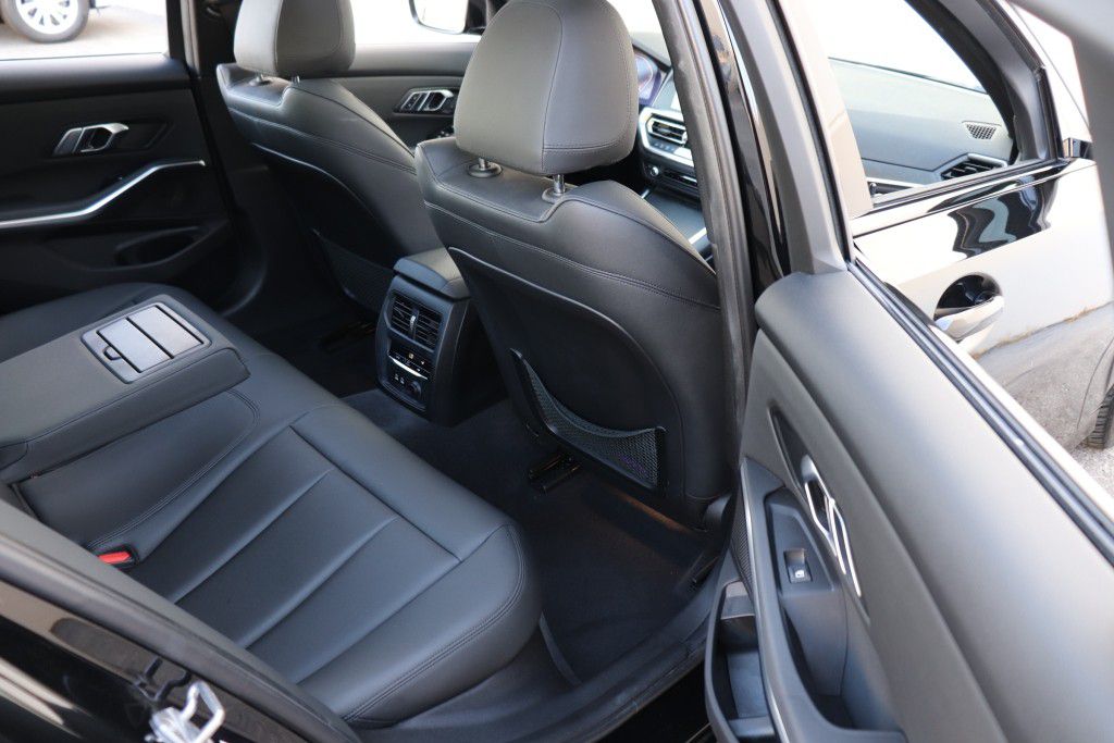 Photo 26 of this BMW 330I