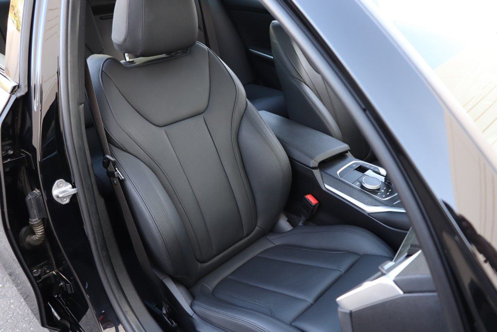 Photo 32 of this BMW 330I