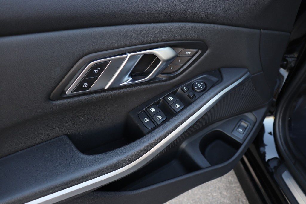 Photo 35 of this BMW 330I