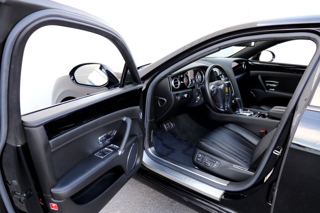 Photo 2 of this BENTLEY FLYING SPUR