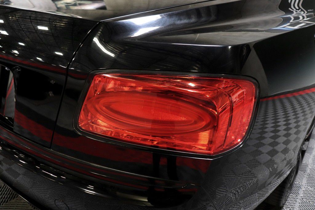 Photo 8 of this BENTLEY FLYING SPUR