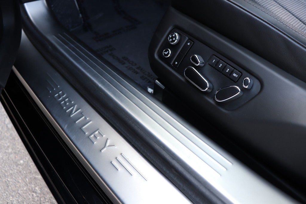 Photo 17 of this BENTLEY FLYING SPUR