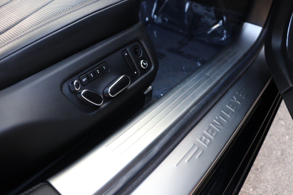 Photo 31 of this BENTLEY FLYING SPUR