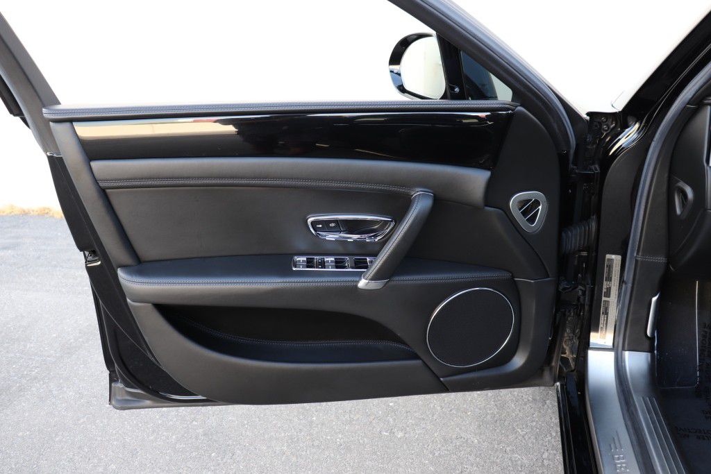 Photo 35 of this BENTLEY FLYING SPUR