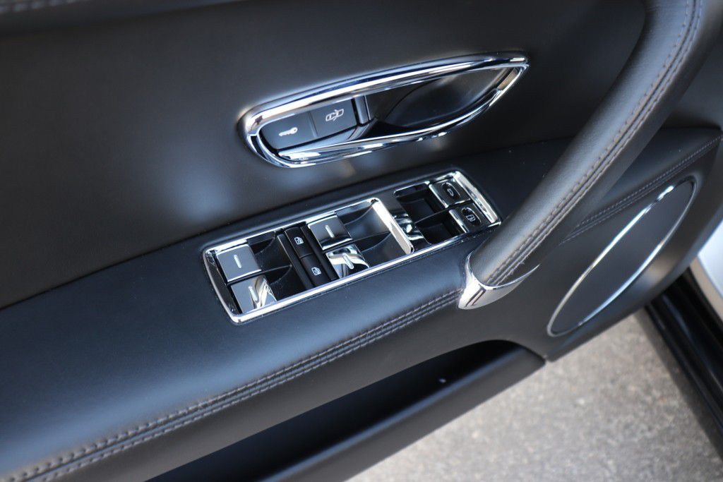 Photo 36 of this BENTLEY FLYING SPUR