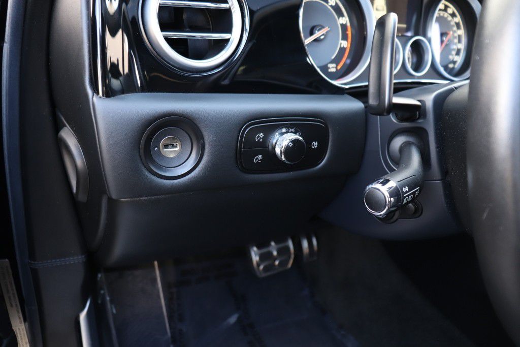 Photo 37 of this BENTLEY FLYING SPUR