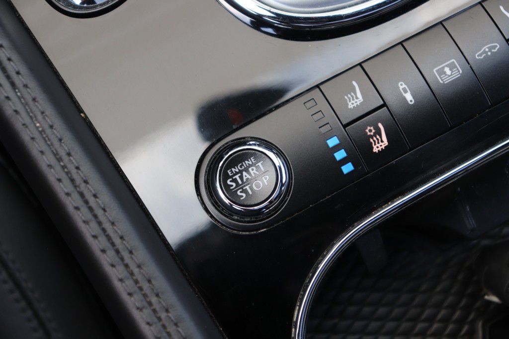 Photo 42 of this BENTLEY FLYING SPUR