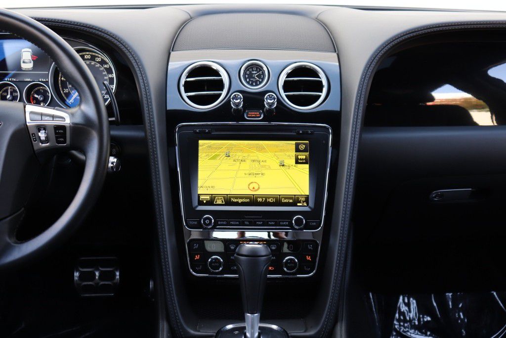 Photo 44 of this BENTLEY FLYING SPUR