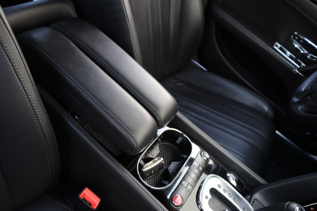Photo 51 of this BENTLEY FLYING SPUR