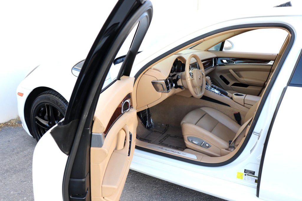 Photo 2 of this PORSCHE PANAMERA