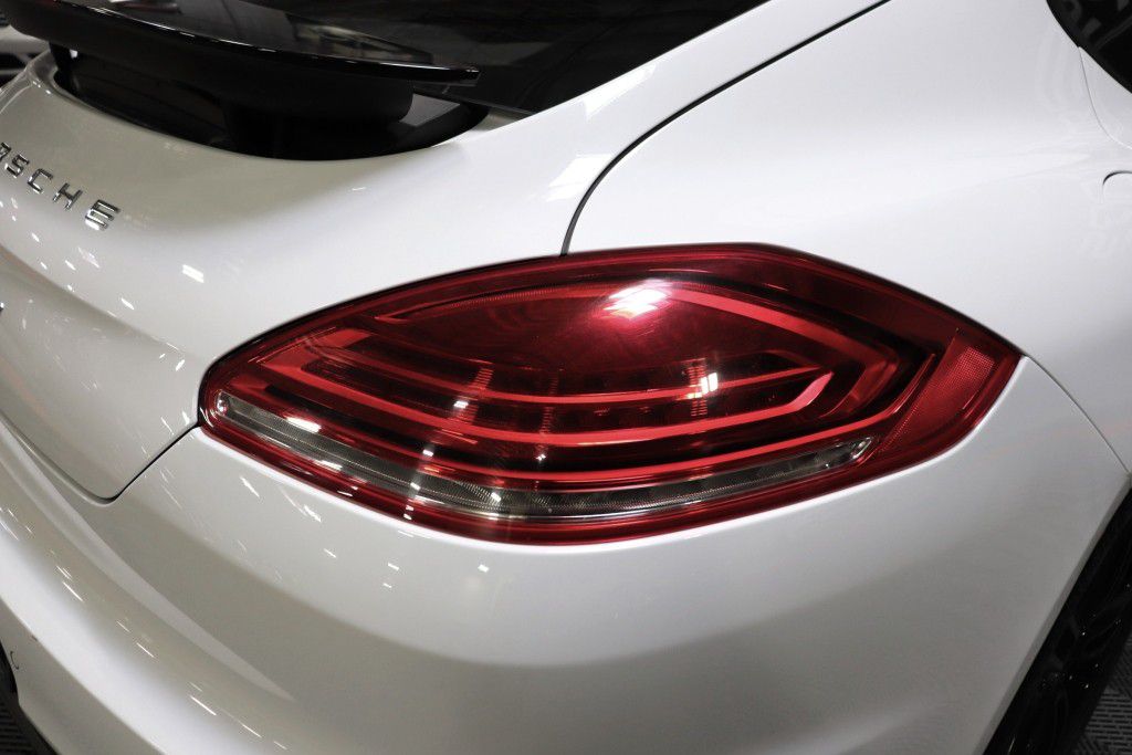 Photo 8 of this PORSCHE PANAMERA