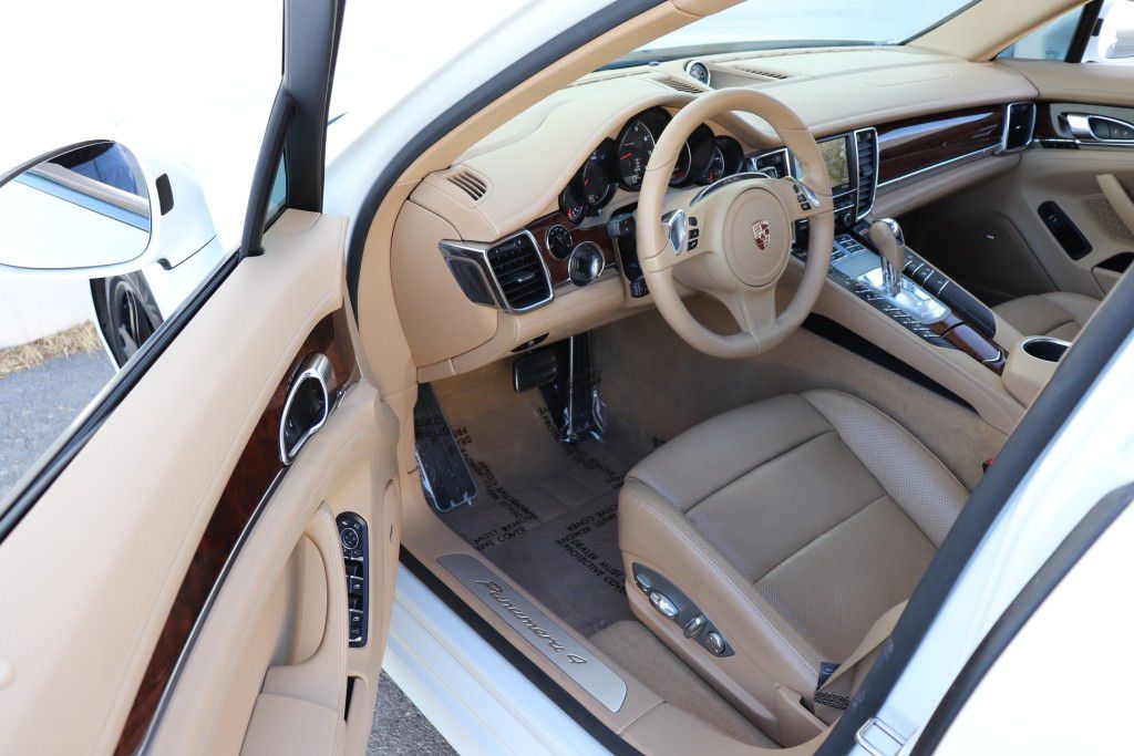 Photo 15 of this PORSCHE PANAMERA