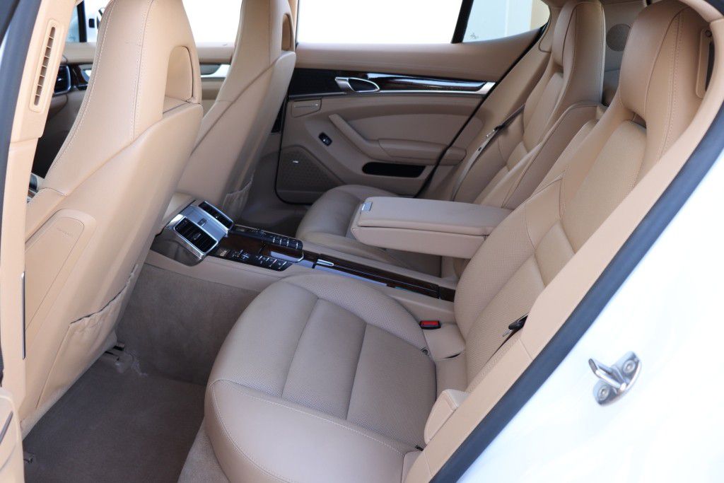 Photo 20 of this PORSCHE PANAMERA